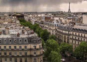 Paris : Un lampadaire se décroche d’un immeuble et tombe sur la tête d’un passant