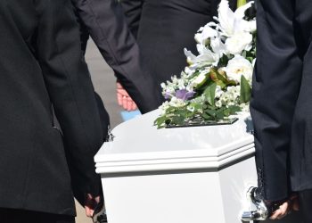 Royaume-Uni : « Il a littéralement eu le cœur brisé », un homme meurt d’une crise cardiaque à l’enterrement de son fils