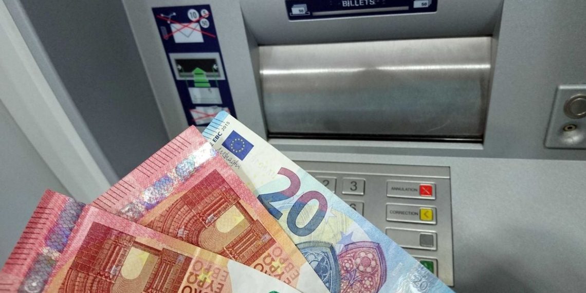 Nice : Venue retirer de l’argent, une octogénaire se retrouve coincée dans sa banque en pleine nuit