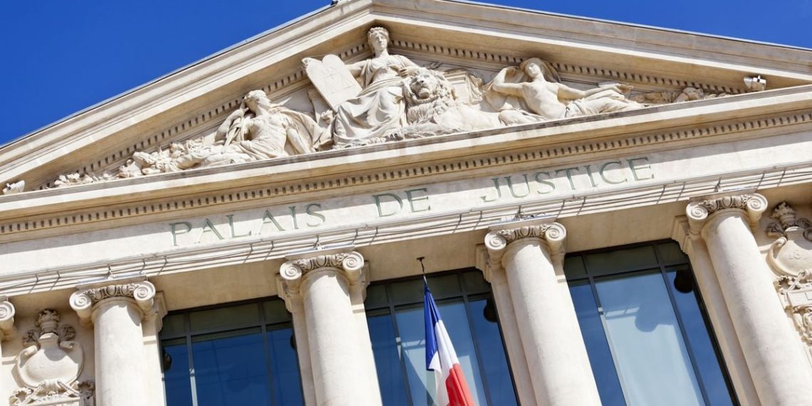Calvados : Un homme devant la justice pour un conflit de voisinage réglé à coups de pelle