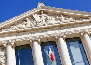 Calvados : Un homme devant la justice pour un conflit de voisinage réglé à coups de pelle