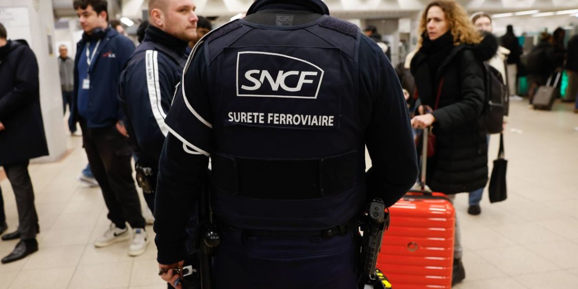 Val-d’Oise : Un adolescent agressé au couteau dans le RER, son assaillant recherché