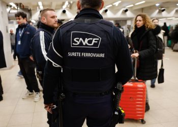 Val-d’Oise : Un adolescent agressé au couteau dans le RER, son assaillant recherché