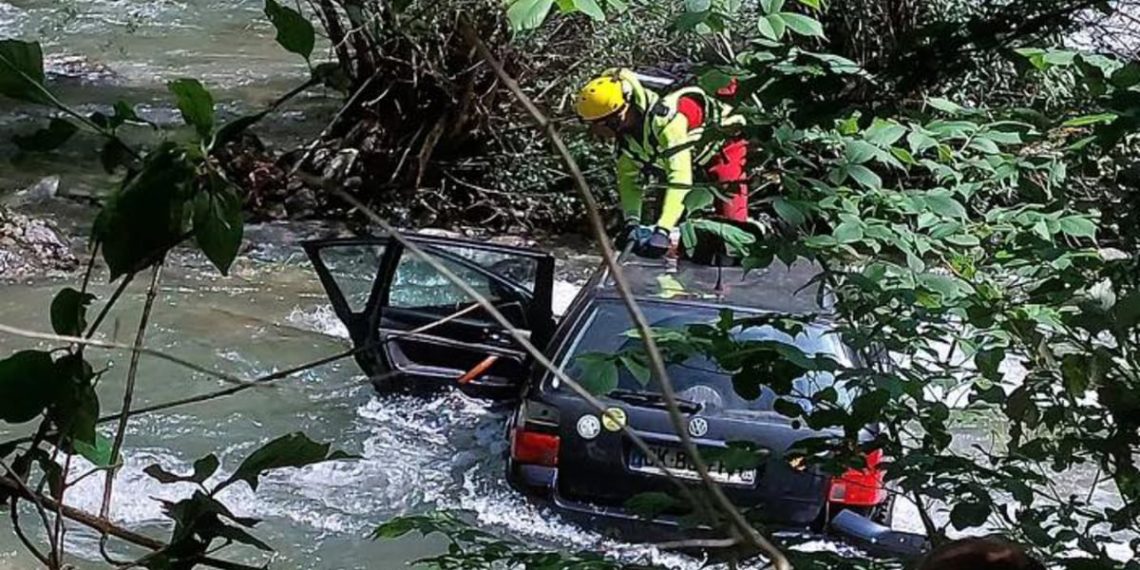 Grenoble : Une conductrice sauvée après avoir été aperçue sur le toit de son véhicule en train de couler dans l’Isère
