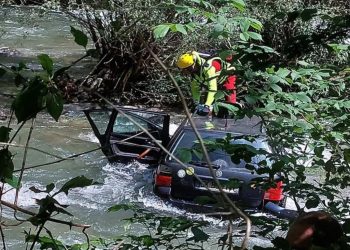 Grenoble : Une conductrice sauvée après avoir été aperçue sur le toit de son véhicule en train de couler dans l’Isère