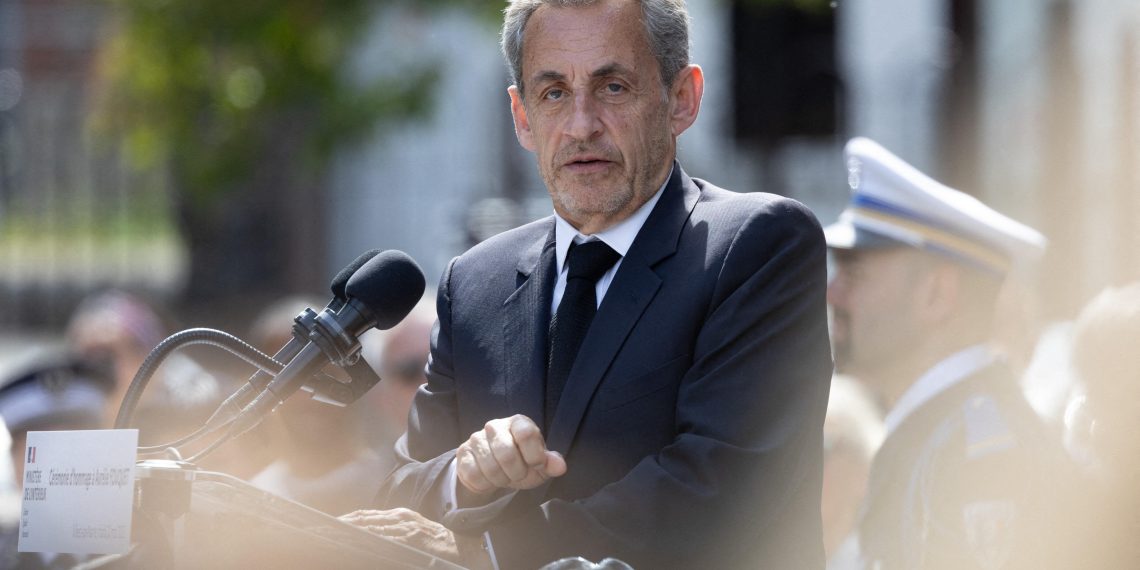 «Suicide politique» : Sarkozy enterre Bayrou et mise sur la dissolution