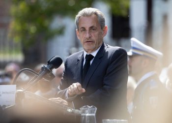 «Suicide politique» : Sarkozy enterre Bayrou et mise sur la dissolution