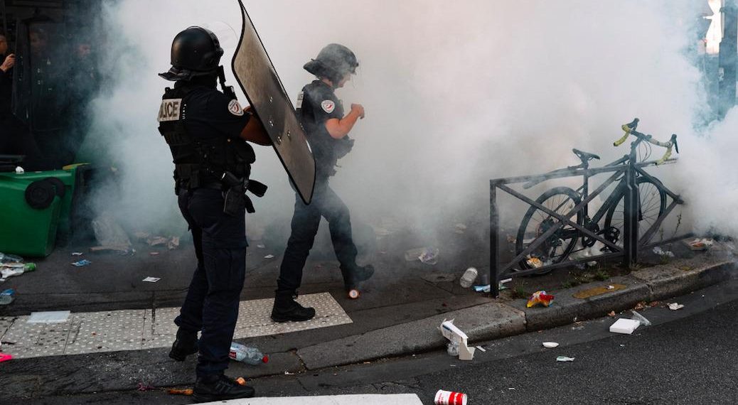 10 septembre : des policiers violemment attaqués par des manifestants devant un lycée parisien