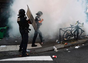10 septembre : des policiers violemment attaqués par des manifestants devant un lycée parisien