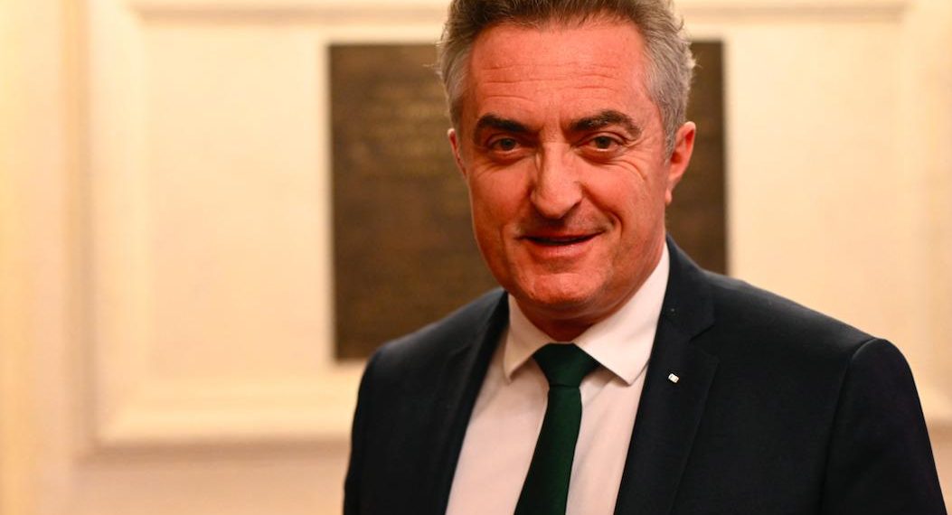 «Il y a des charters qui se perdent» : le sénateur Stéphane Ravier surprend un homme en train de «dépecer» sa voiture en plein jour