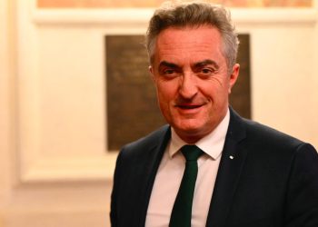 «Il y a des charters qui se perdent» : le sénateur Stéphane Ravier surprend un homme en train de «dépecer» sa voiture en plein jour