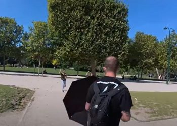 Paris : un youtubeur sud-africain agressé par deux pickpockets devant la Tour Eiffel
