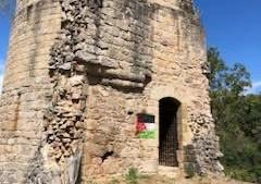 Creuse : la forteresse historique de Crozant recouverte de tags «Free Palestine» et de drapeaux palestiniens