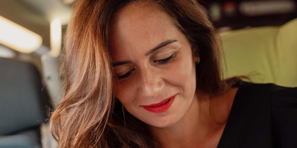 Argumentaires chiffrés et vidéos percutantes : la «marque» Sarah Knafo s’impose sur les réseaux