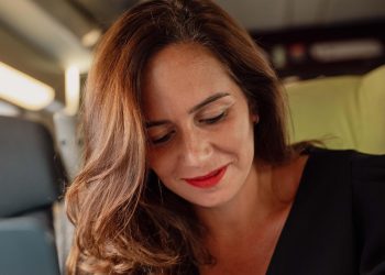 Argumentaires chiffrés et vidéos percutantes : la «marque» Sarah Knafo s’impose sur les réseaux