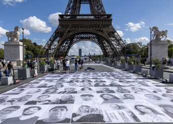 À Paris, l’association Antoine Alléno rend hommage aux victimes de la route avec une œuvre de JR