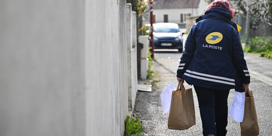 Livraison de repas, recyclage, Code de la route : la grande métamorphose de La Poste