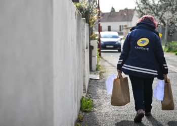 Livraison de repas, recyclage, Code de la route : la grande métamorphose de La Poste
