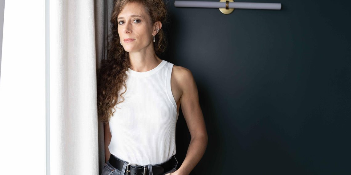 «L’Intérêt d’Adam» : Laura Wandel ausculte l’hôpital public à travers la détresse d’une jeune mère