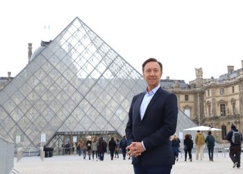 «Les Énigmes de l’histoire» : Stéphane Bern nous plonge dans le Louvre historique