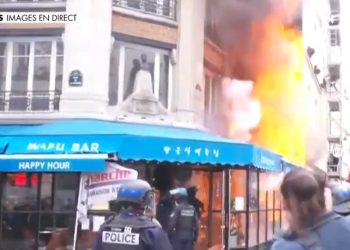 Manifestations du 10 septembre : tensions à Paris, un immeuble et une brasserie prennent feu près de Châtelet