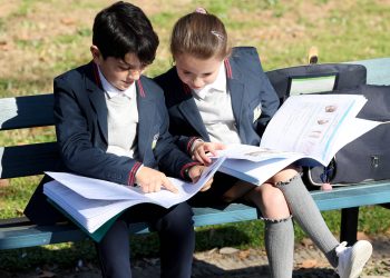 «C’est allé jusqu’à des jets de cailloux» : un lycée renonce à l’uniforme après des attaques contre ses élèves