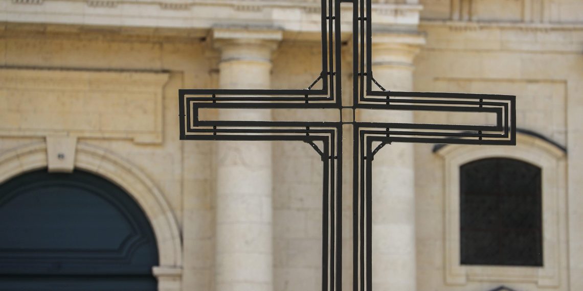 Nice : une croix en fer forgé vandalisée, Christian Estrosi dénonce un acte «antireligieux intolérable»