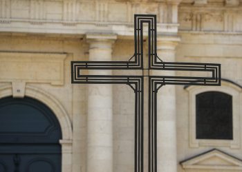 Nice : une croix en fer forgé vandalisée, Christian Estrosi dénonce un acte «antireligieux intolérable»