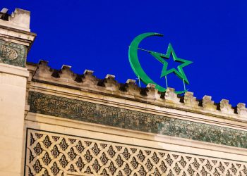 «Logorrhée raciste» : la Grande Mosquée de Paris saisit l’Arcom contre France Info