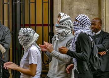 Sciences Po Paris : la police intervient pour lever le blocage soutenu par Louis Boyard
