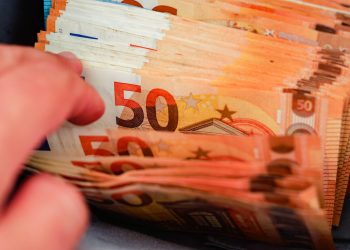 «Garder son calme… et du cash» : la BCE appelle les Européens à conserver de l’argent liquide en cas de crise