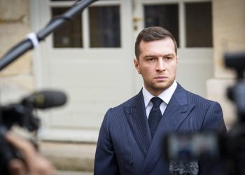 Affaire Legrand-Cohen : Jordan Bardella déstabilise Caroline Roux sur France 2