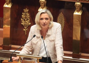 «Bloquons tout» : des enfants incités à lancer des pavés en mousse sur des banques, Marine Le Pen indignée