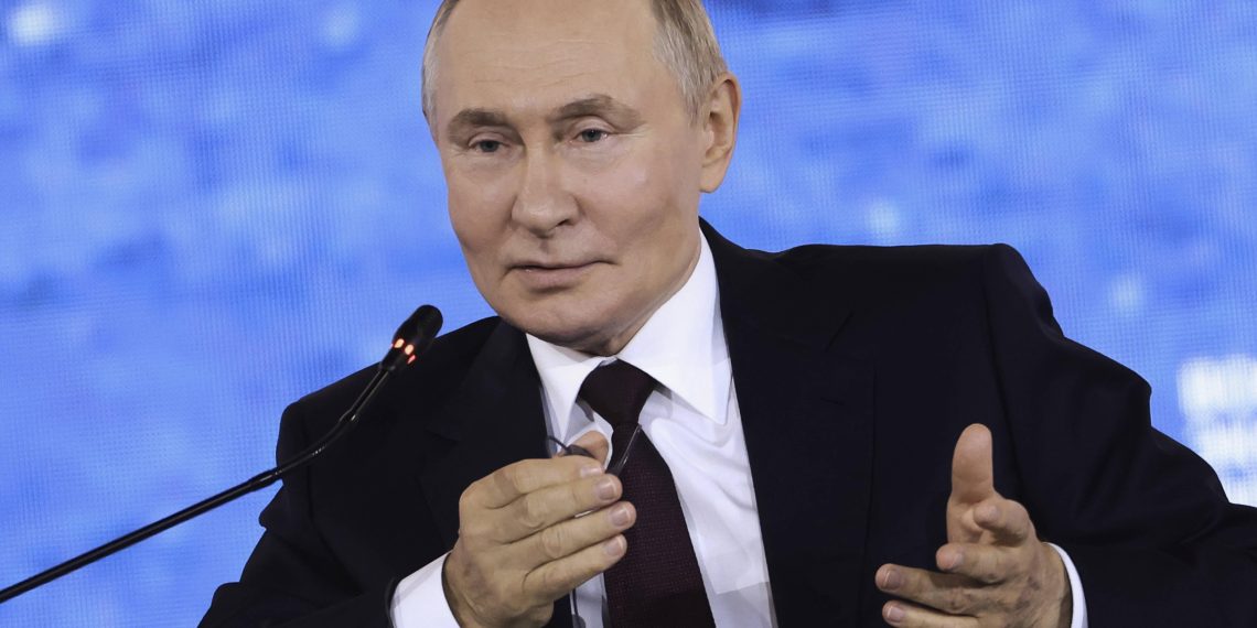 Vladimir Poutine menace de viser toute force occidentale présente sur le sol ukrainien
