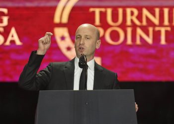 «Vous n’avez aucune idée du dragon que vous avez réveillé» : l’avertissement d’une figure du trumpisme aux obsèques de Charlie Kirk