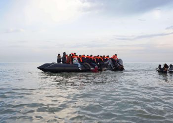 Grèce : des touristes empêchent des migrants de débarquer sur une plage