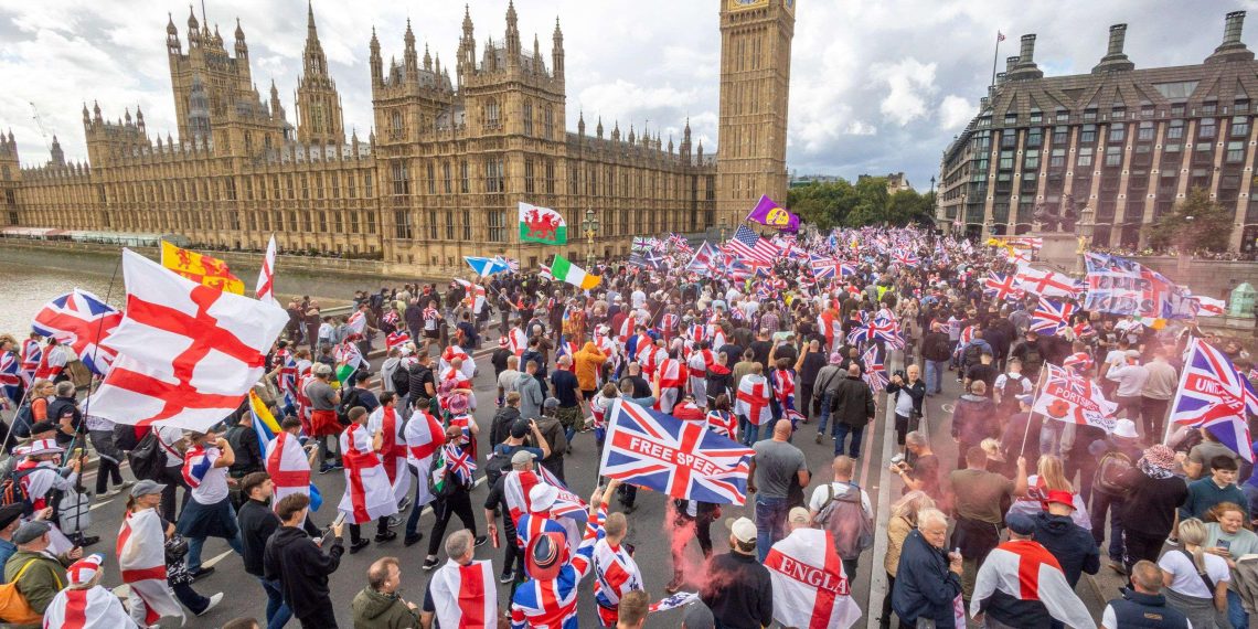 Foule de manifestants, Zemmour dans le cortège : immense mobilisation à Londres à l’appel de Tommy Robinson