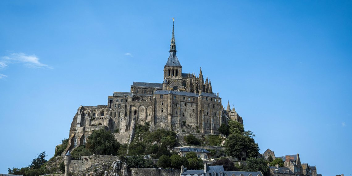 Le Mont-Saint-Michel est-il en Bretagne ou en Normandie ?