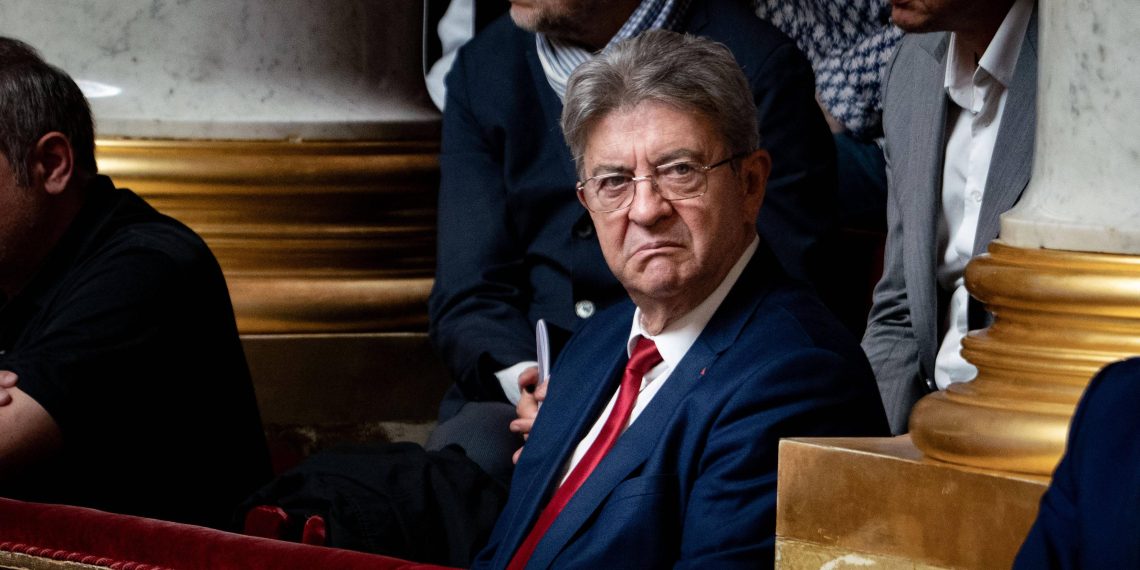 «En première ligne face au peuple» : après la chute de Bayrou, Mélenchon exige le départ de Macron