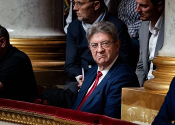 «En première ligne face au peuple» : après la chute de Bayrou, Mélenchon exige le départ de Macron