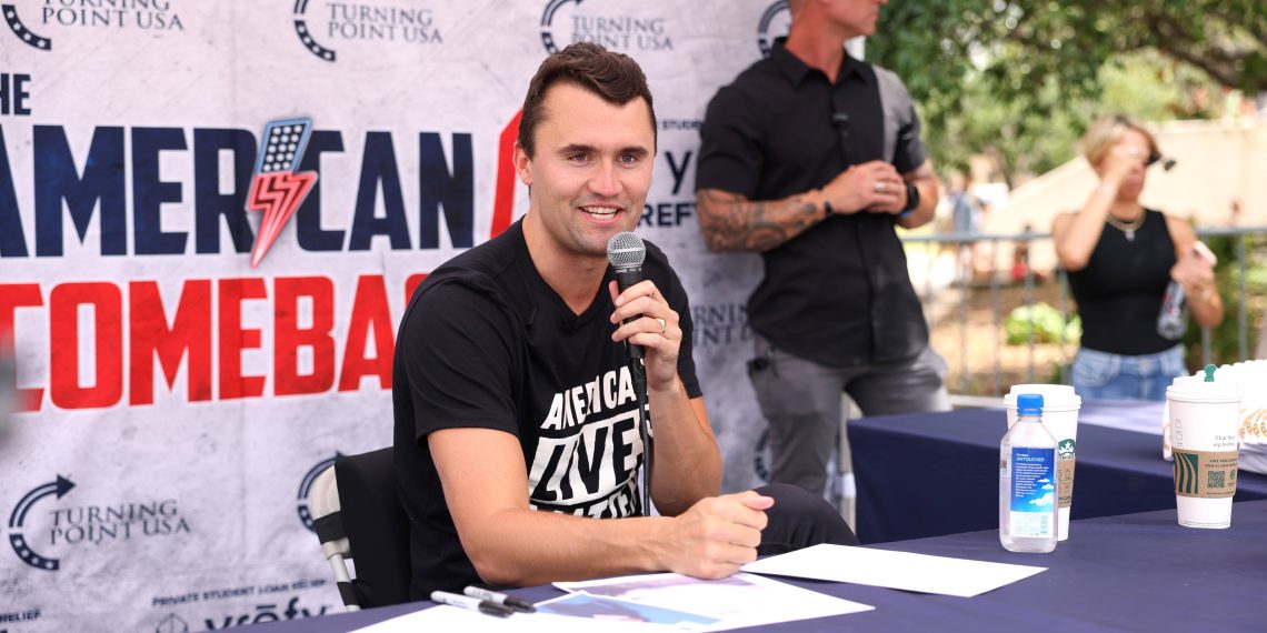 Assassinat de Charlie Kirk : des références aux idéologies transgenre et antifa découvertes sur des munitions