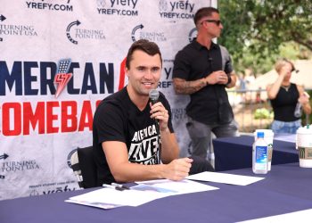 Assassinat de Charlie Kirk : des références aux idéologies transgenre et antifa découvertes sur des munitions