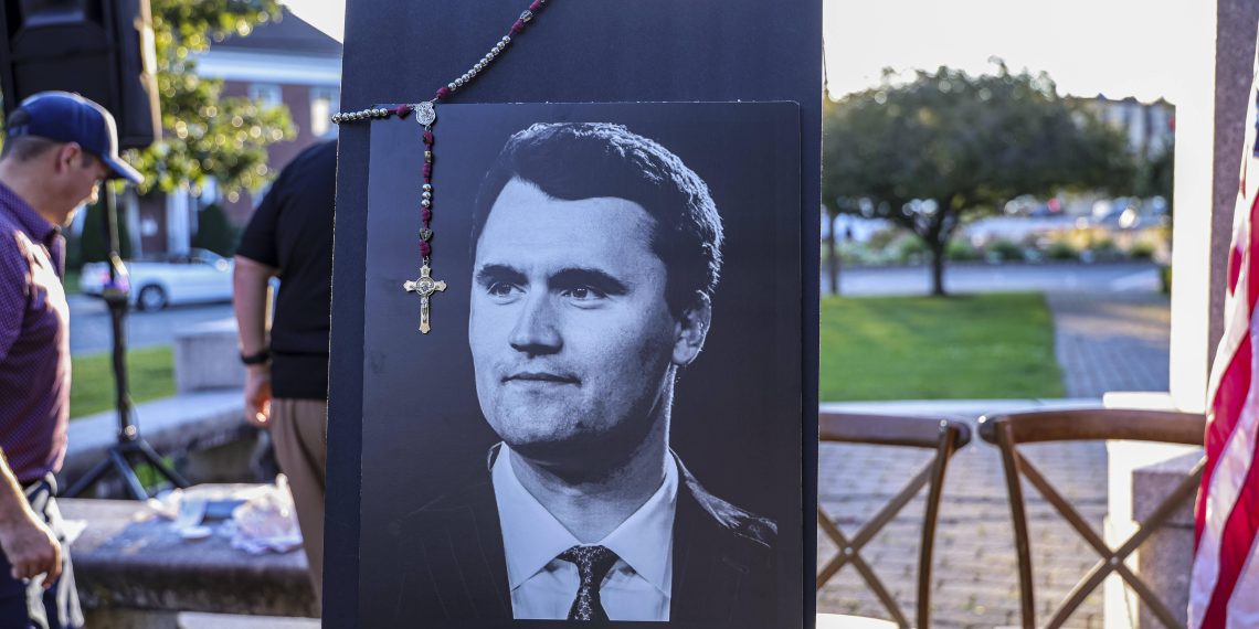 «Charlie Kirk s’est vidé comme un vilain p’tit goret» : un chroniqueur de Blast raille la mort de l’influenceur conservateur