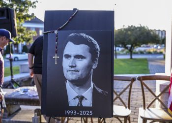«Charlie Kirk s’est vidé comme un vilain p’tit goret» : un chroniqueur de Blast raille la mort de l’influenceur conservateur