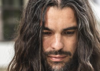 «Je vis dans un monde magique» : Oliver Laxe explore l’univers de la rave-party dans Sirât