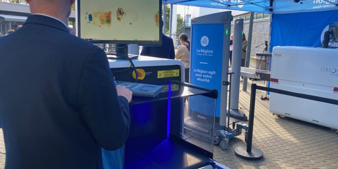 Lyon : un lycée teste un scanner à ondes électromagnétiques pour détecter la présence de couteaux dans les sacs des élèves