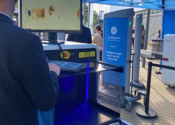 Lyon : un lycée teste un scanner à ondes électromagnétiques pour détecter la présence de couteaux dans les sacs des élèves