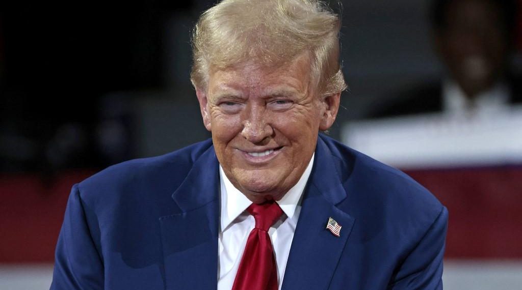 «King Trump» : le président américain publie une vidéo générée par l’IA dans laquelle il bombarde d’excréments des manifestants