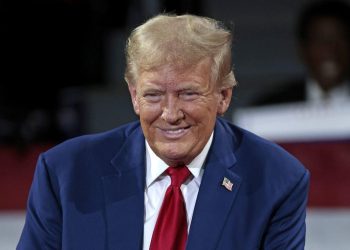 «King Trump» : le président américain publie une vidéo générée par l’IA dans laquelle il bombarde d’excréments des manifestants