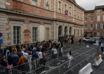 Procès Jubillar : chaque jour, des dizaines de curieux se bousculent pour assister à l’audience